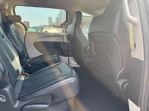 Used 2023 Chrysler Pacifica Touring-L FWD image 11