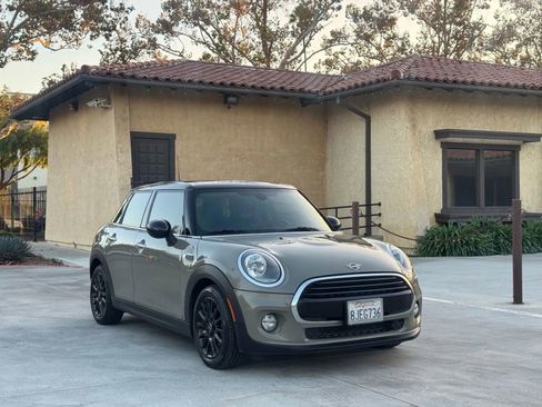 Used 2019 MINI Cooper 4-Door Hardtop w/ Signature Upholstery Package image 1