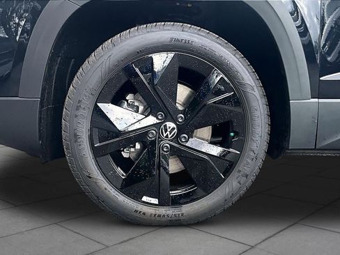 New 2026 Volkswagen Taos SE FWD image 11