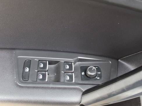 Used 2019 Volkswagen Tiguan SE image 14