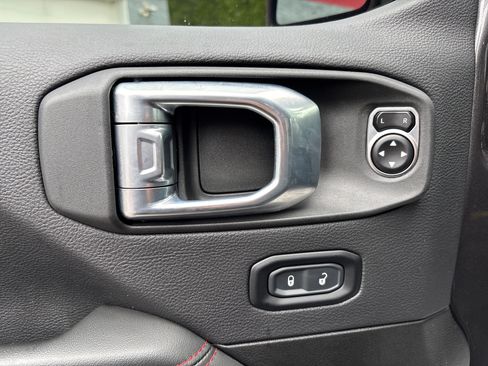 Used 2024 Jeep Gladiator Rubicon w/ Technology Group AWD/4WD image 16