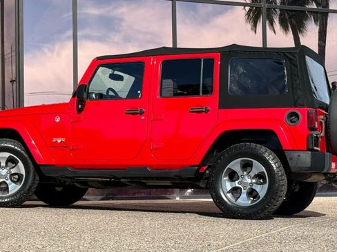 Used 2018 Jeep Wrangler Unlimited Sahara w/ Connectivity Group AWD/4WD image 6