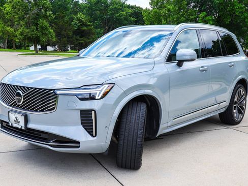 Used 2025 Volvo XC90 B5 Plus AWD/4WD image 3