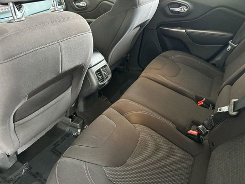 Used 2019 Jeep Cherokee Latitude w/ Popular Appearance Group FWD image 11