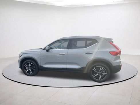 Used 2025 Volvo XC40 B5 Core image 4