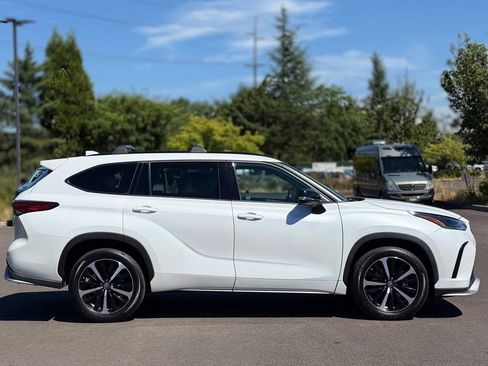 Used 2022 Toyota Highlander XSE AWD/4WD image 6