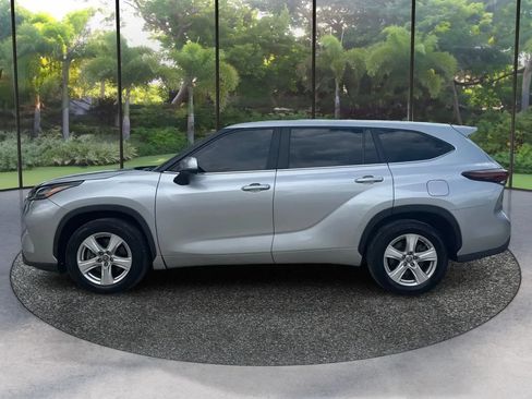 Used 2024 Toyota Highlander LE FWD image 8
