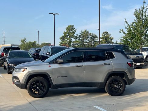 Used 2022 Jeep Compass Trailhawk w/ Trailhawk Convenience Group AWD/4WD image 6