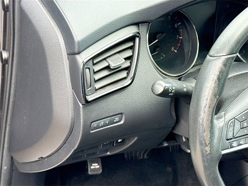 Used 2018 Nissan Rogue SV image 11