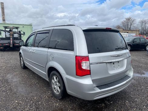 Used 2011 Chrysler Town & Country Touring image 6