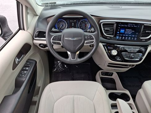 Used 2017 Chrysler Pacifica Touring w/ Tire & Wheel Group image 11