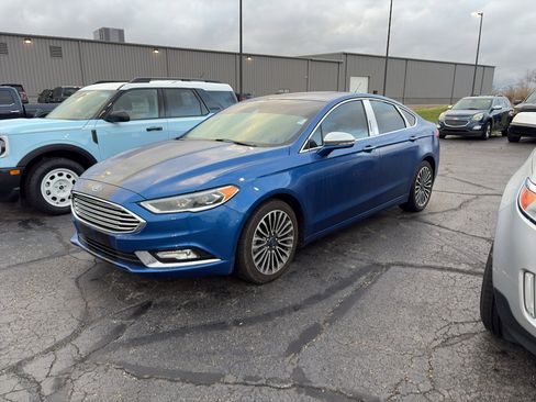 Used 2017 Ford Fusion SE w/ Fusion SE Technology Package image 4