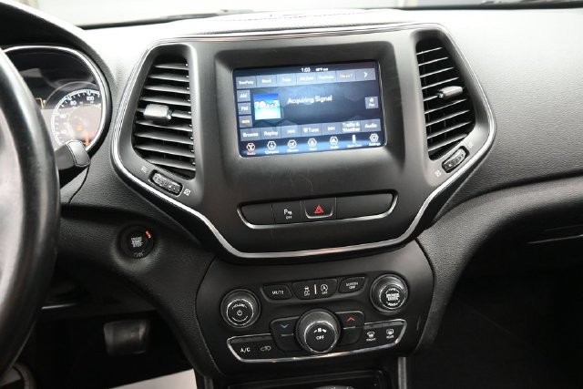 Used 2019 Jeep Cherokee Latitude Plus FWD image 10