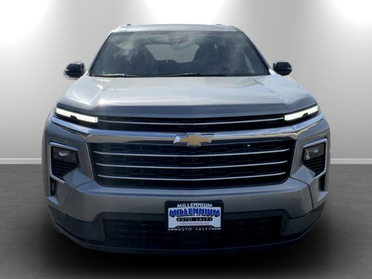 Used 2025 Chevrolet Traverse LT w/ Sun and Wheel Package AWD/4WD image 2