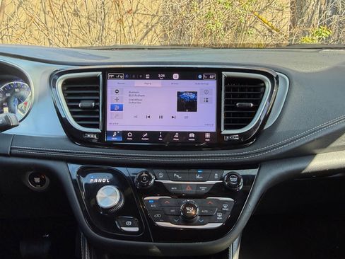 Used 2025 Chrysler Pacifica Limited image 17