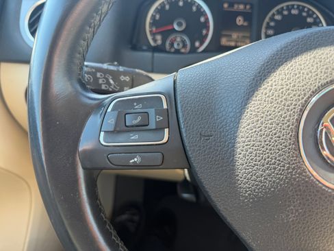 Used 2011 Volkswagen Tiguan SE image 14