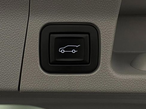 Used 2023 GMC Acadia SLT w/ Preferred Package image 7