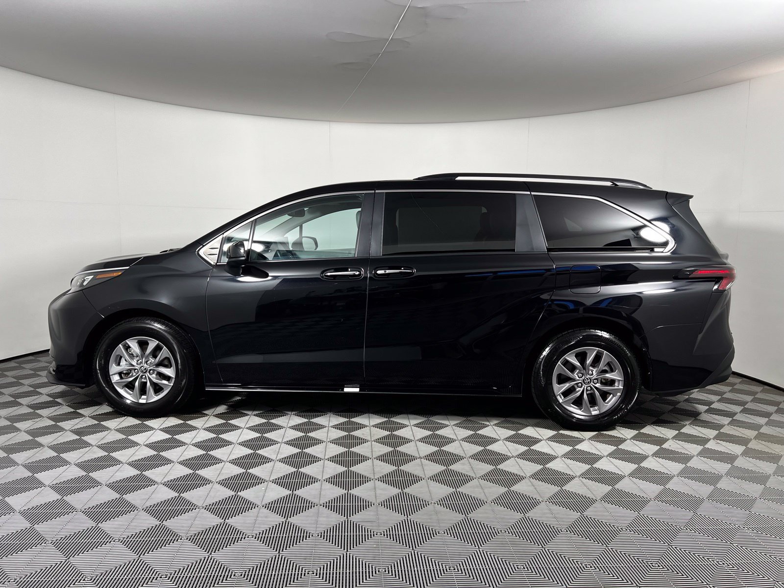 Certified 2025 Toyota Sienna XLE FWD image 8