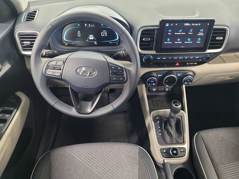 Used 2025 Hyundai Venue Limited FWD image 26