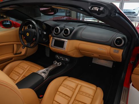 Used 2011 Ferrari California RWD image 17
