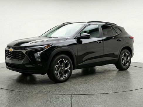 Used 2025 Chevrolet Trax LT FWD image 3