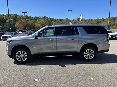 New 2026 Chevrolet Suburban Premier image 3