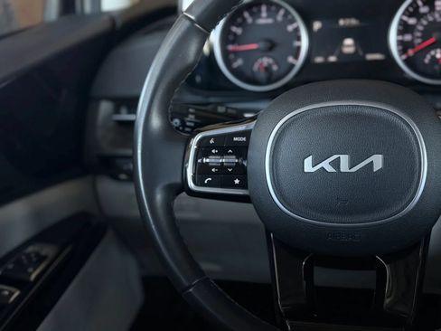 Used 2024 Kia Carnival EX FWD image 25