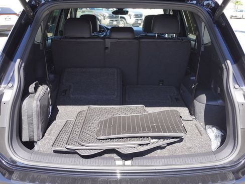 Used 2023 Volkswagen Tiguan SE R-Line image 8