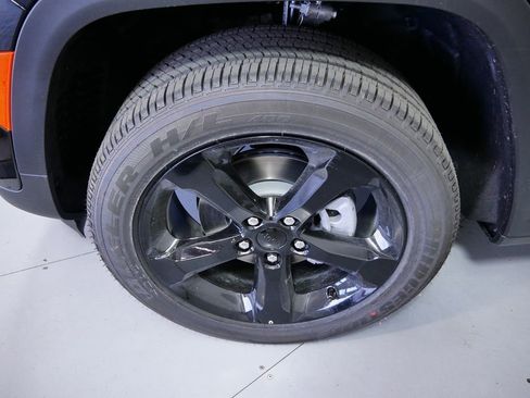 Certified 2024 Jeep Grand Cherokee Altitude image 21