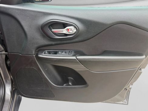 Used 2015 Jeep Cherokee Latitude w/ Comfort/Convenience Group FWD image 33