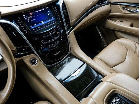 Used 2019 Cadillac Escalade Platinum image 23