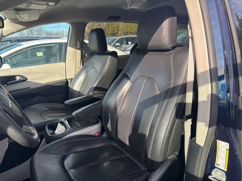 Used 2020 Chrysler Pacifica Touring-L image 13