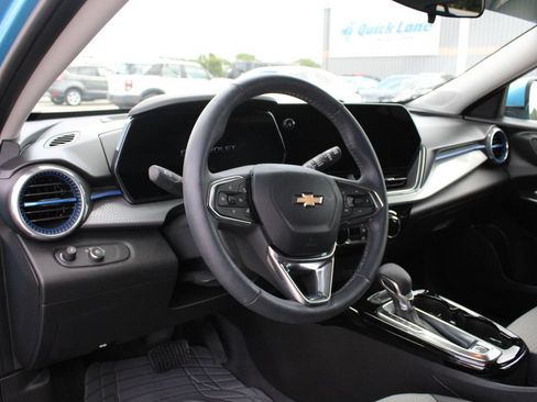 Used 2025 Chevrolet Trax LT w/ Driver Confidence Package FWD image 2