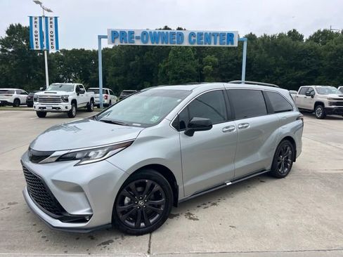 Used 2024 Toyota Sienna XSE FWD image 2
