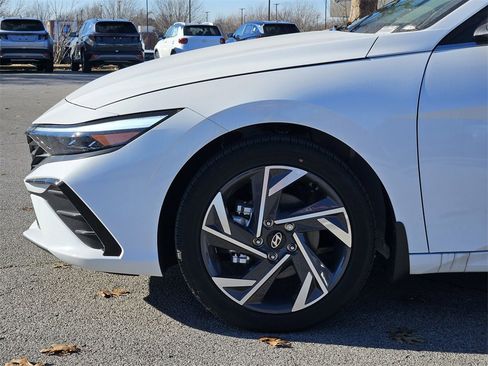 New 2025 Hyundai Elantra Limited image 10