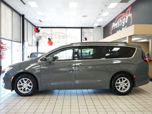 Used 2022 Chrysler Pacifica Touring-L FWD image 3