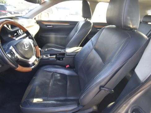 Used 2015 Lexus ES 300h w/ Navigation System Package image 10