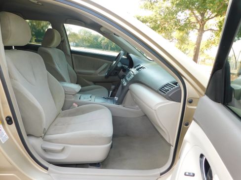 Used 2010 Toyota Camry image 22
