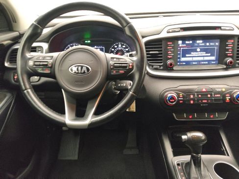 Used 2017 Kia Sorento LX w/ LX Convenience Package image 22