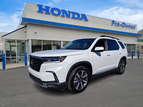 Used 2025 Honda Pilot Touring image 1