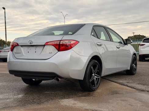 Used 2018 Toyota Corolla LE image 3