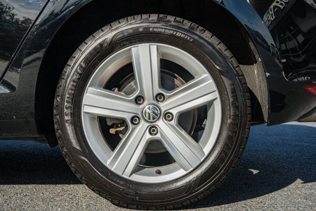 Used 2017 Volkswagen Golf 4-Door FWD image 19