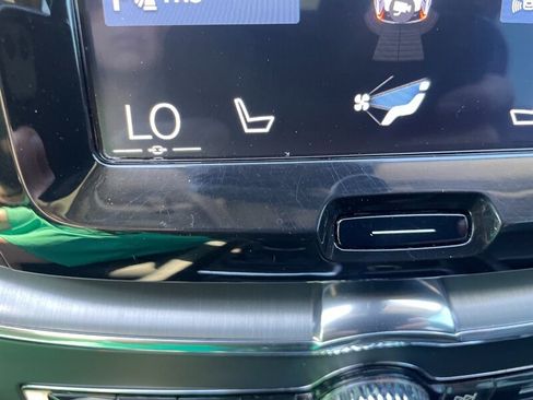 Used 2018 Volvo XC60 T5 Momentum w/ Vision Package AWD/4WD image 13