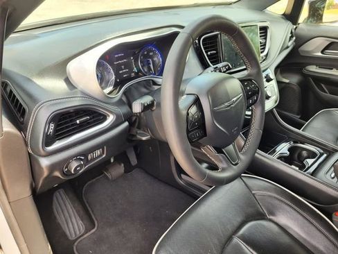 Used 2025 Chrysler Pacifica Limited FWD image 30