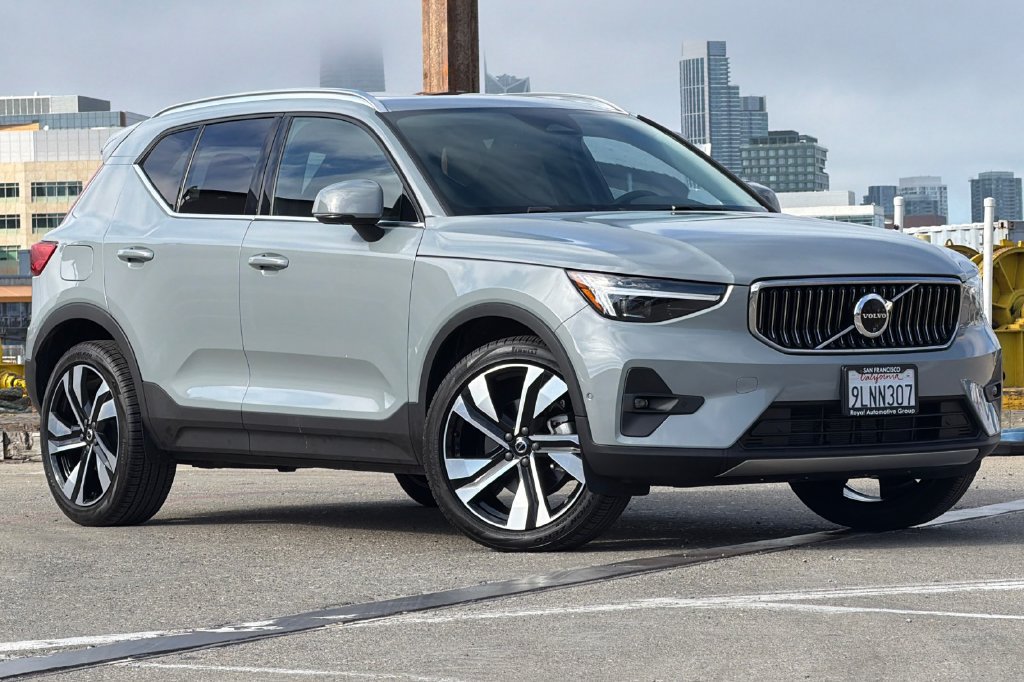 Certified 2024 Volvo XC40 B5 Ultimate w/ Protection Package Premier AWD/4WD image 1