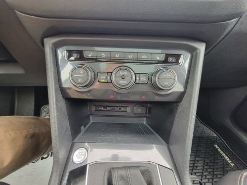 Used 2020 Volkswagen Tiguan SE w/ Panoramic Sunroof Package image 16