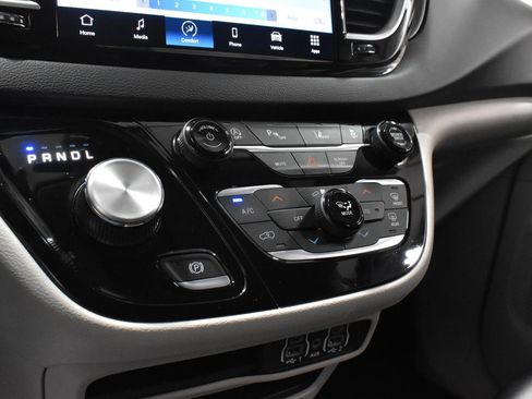 Used 2023 Chrysler Pacifica Touring-L FWD image 19