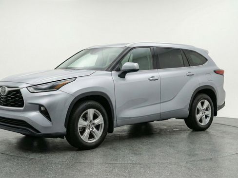 Used 2025 Toyota Highlander LE FWD image 3