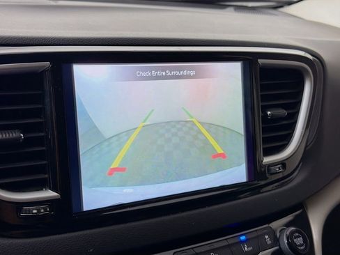 Used 2022 Chrysler Pacifica Touring-L image 17