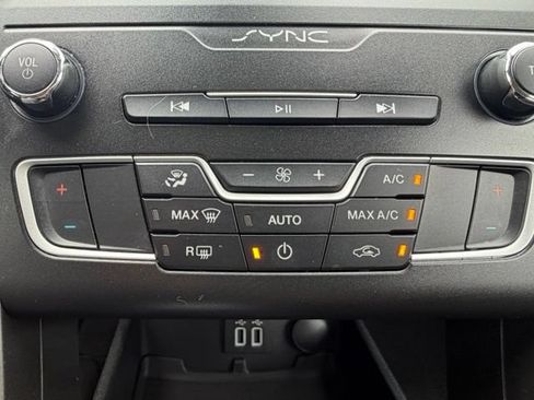 Used 2020 Ford Fusion SE FWD image 10